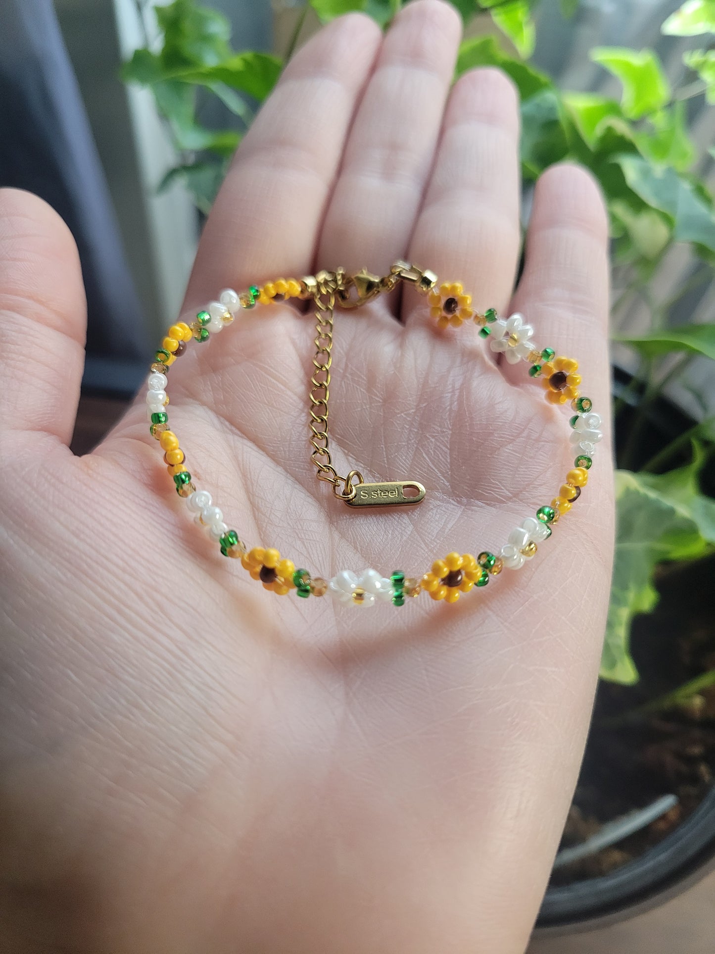 Glass beaded daisy/flower stainless steel bracelet